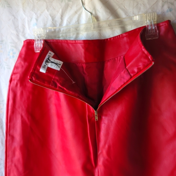 🌺Faux Leather Skirt Red Zipper on Back Size Large NWOT - Picture 10 of 11